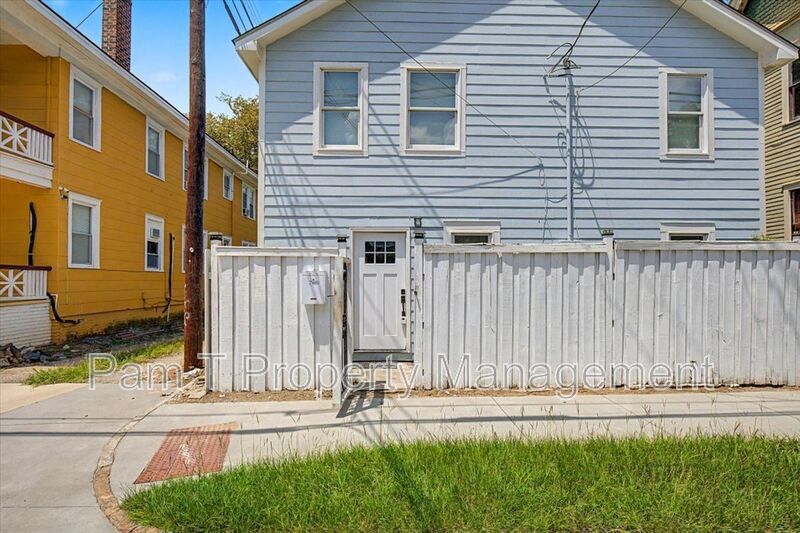 Renovated 3-Bedroom Carriage House near Starland | Main-Level Primary property image