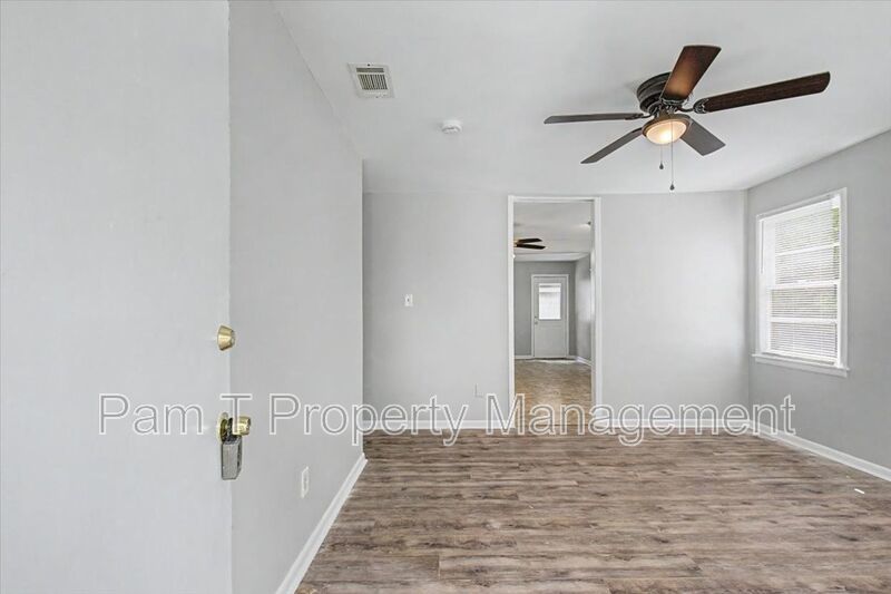 3-Bedroom near Bona Bella | Eat-In Kitchen & Easy-Care Floors property image