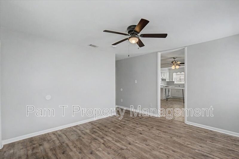 3-Bedroom near Bona Bella | Eat-In Kitchen & Easy-Care Floors property image