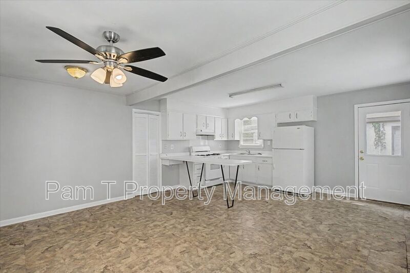 3-Bedroom near Bona Bella | Eat-In Kitchen & Easy-Care Floors property image