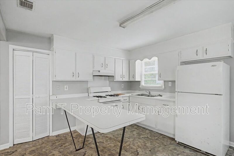 3-Bedroom near Bona Bella | Eat-In Kitchen & Easy-Care Floors property image