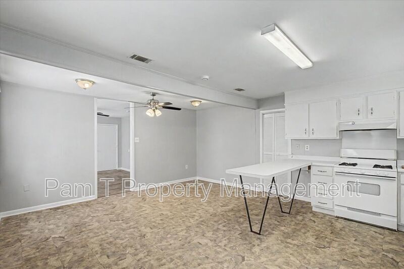 3-Bedroom near Bona Bella | Eat-In Kitchen & Easy-Care Floors property image