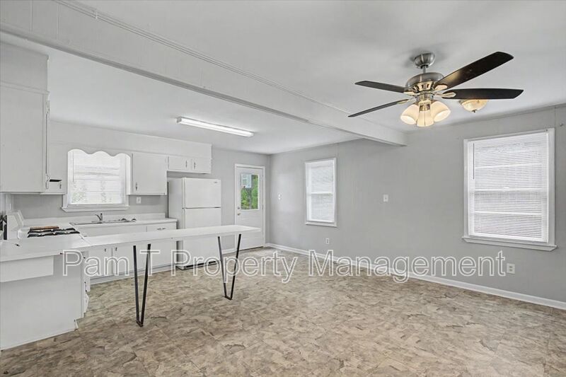 3-Bedroom near Bona Bella | Eat-In Kitchen & Easy-Care Floors property image