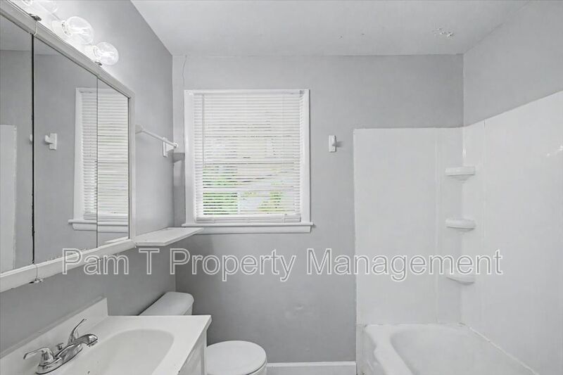 3-Bedroom near Bona Bella | Eat-In Kitchen & Easy-Care Floors property image