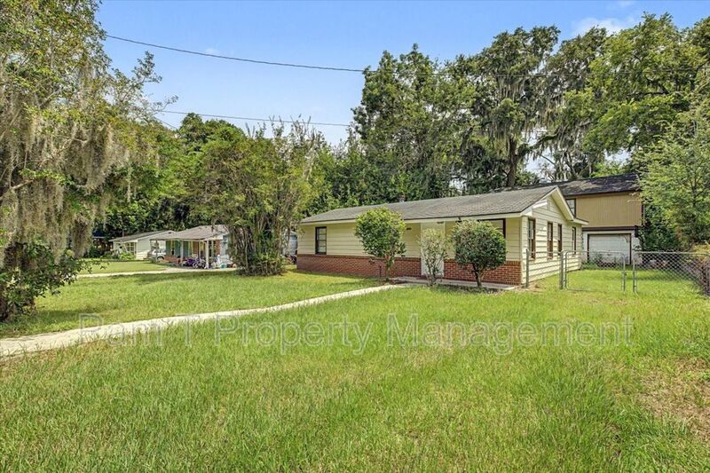 3-Bedroom near Bona Bella | Eat-In Kitchen & Easy-Care Floors property image