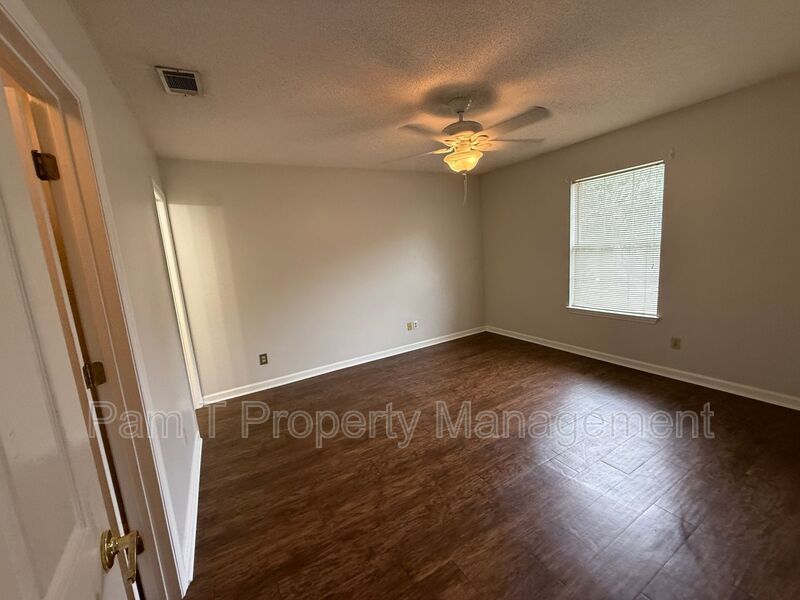 Gated 2-Bedroom, 2-Bath Home | Vaulted Ceilings & Back Porch property image