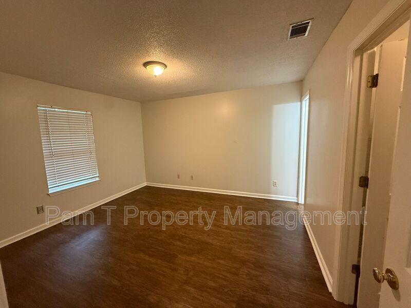 Gated 2-Bedroom, 2-Bath Home | Vaulted Ceilings & Back Porch property image