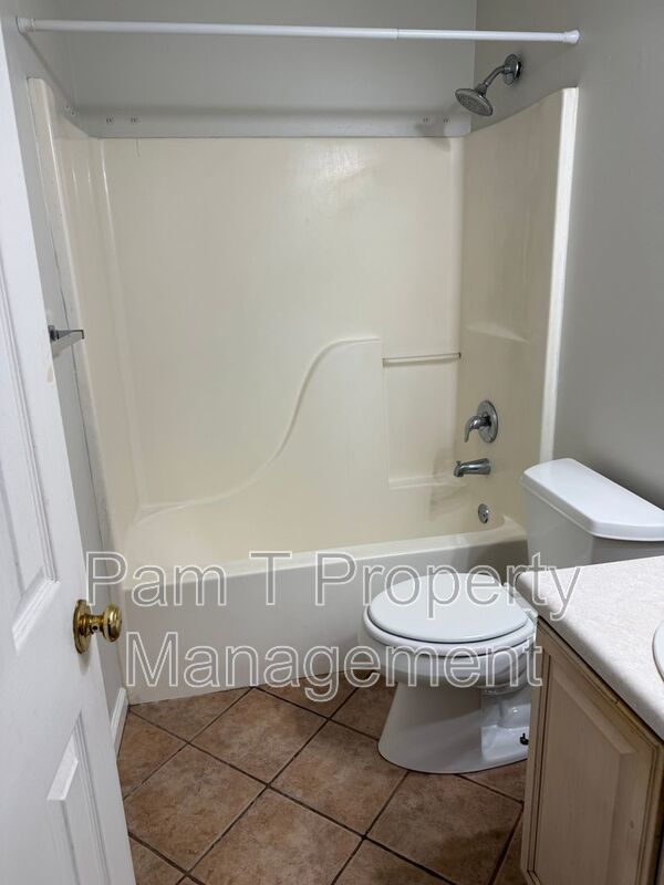 Gated 2-Bedroom, 2-Bath Home | Vaulted Ceilings & Back Porch property image