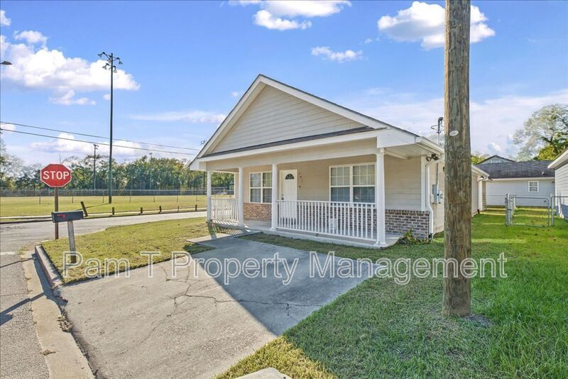 Renovated 3-Bedroom, 2-Bath Home | Fenced Yard & Storage Shed property image